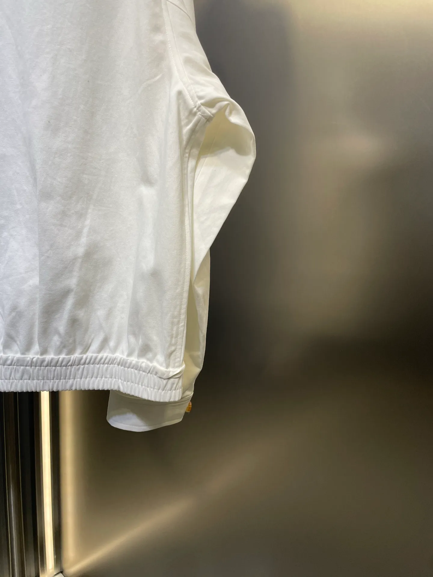 P490 Ralph Lauren 🌟Embroidered zipper jacket. Customized cloud velvet white twill cotton. Soft and silky. Comfortable and close to the skin. Dressed in pure white, exuding innate elegance. Exquisite indigo pony logo embellishments. Fully recognizable. Bringing an atmosphere of freedom and vitality. Pure and smart color symphony. Reconstructing classics with neat silhouettes and defining modern relaxation with versatile genes. Process 1: Using imported machine embroidery technology. Use advanced computer control systems and precision mechanical components to achieve iconic pony embroidery operations with high precision and smooth and delicate lines. Process 2: Template machine bag opening. The preset template guides the position, shape and size of the bag opening. The accuracy ensures the quality of the bag opening effect. Process 3: The hem is made in one go using a three-needle waist-drawing machine. The elastic band and fabric are sewn together in the same process using the machine's special needle position and feeding mechanism. The three-needle design is stronger and can evenly distribute pressure. Ensure that the elastic band and the fabric fit tightly. Process 4: The fabrics have been carefully washed and have a better hand feel. Not easy to deform, not easy to shrink, not easy to fade, and maintain long-term beauty. Accessories: Customized 1:1 Ralph Lauren engraved buckle Customized 1:1 Ralph Lauren bronze zipper Customized 1:1 Ralph Lauren trademark Version: Fitted version Size: S M L XL Style number: 25281-B55